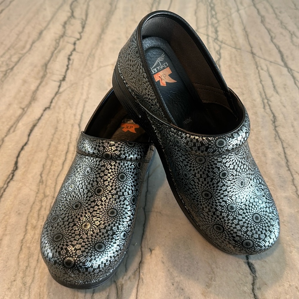 Dansko WIDE XP clogs